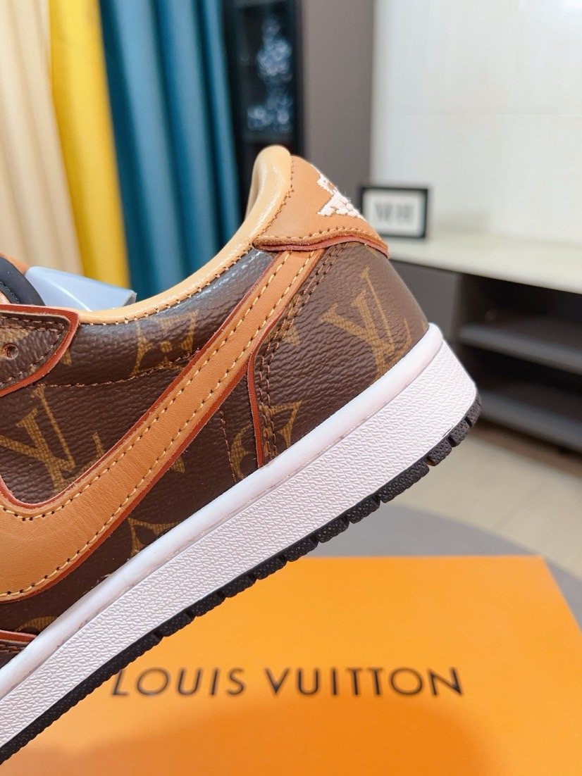 Nike Brown and Tan Patterned Low-Top Sneakers