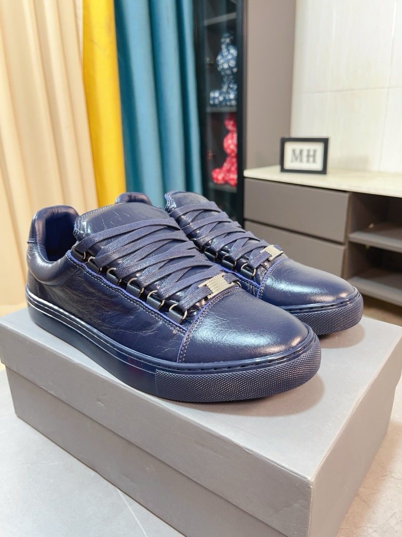 Balenciaga Textured Lace-Up Low-Top Sneakers